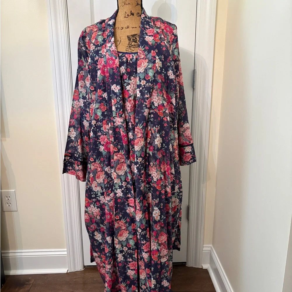 Papinelle Women's Robe and nightgown set. - Picture 16 of 16